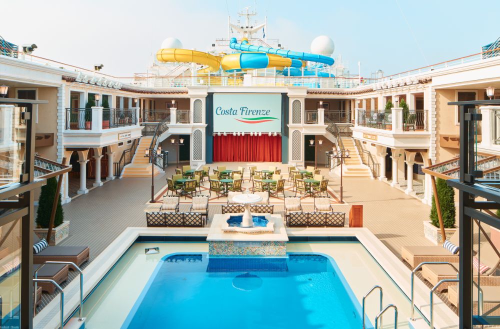 Una de las piscinas del Costa Firenze es como una Piazza Italiana... PISCINA COSTA FIRENZE CRUCEROS COSTA CRUCEROS #CostaFirenze #Cruceros #Cruises #Crociere #Creuers #CostaFirenzeCruceros #Creuers